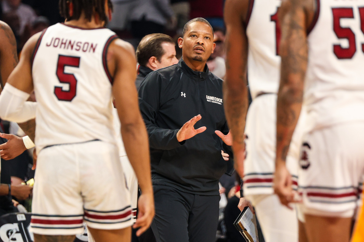 Lamont Paris directs his team against the Tennessee Volunteers (03-06-2024)